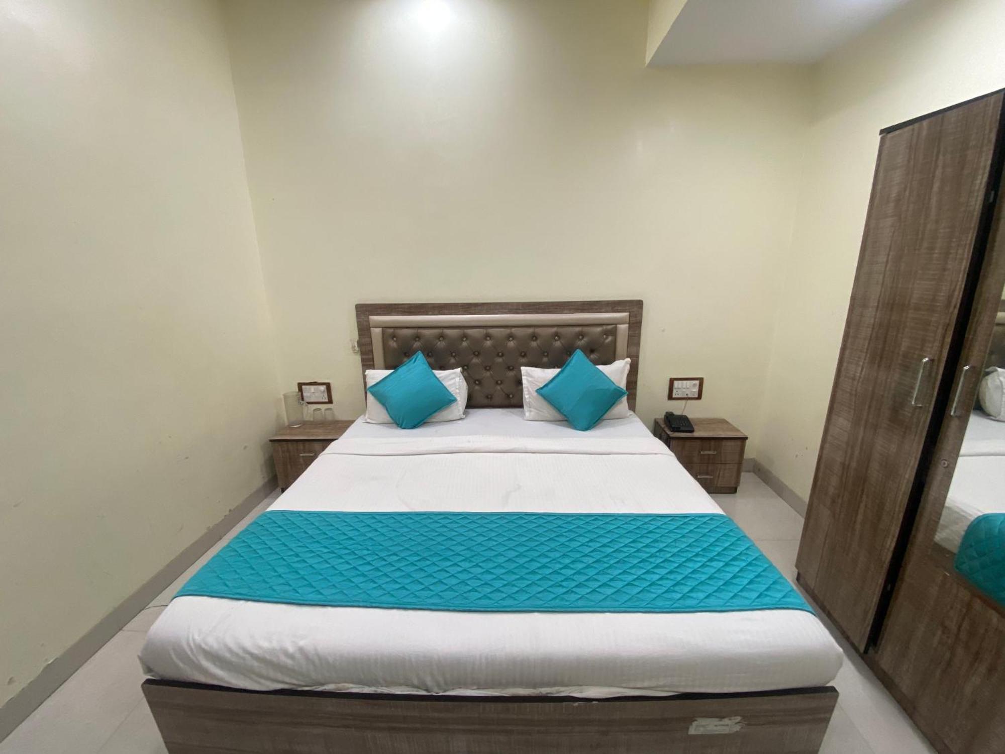 Hotel Apsara- Near J J Hospital مومباي المظهر الخارجي الصورة